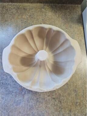 Pampered Chef Family Heritage Stoneware Fluted Bundt Cake Pan